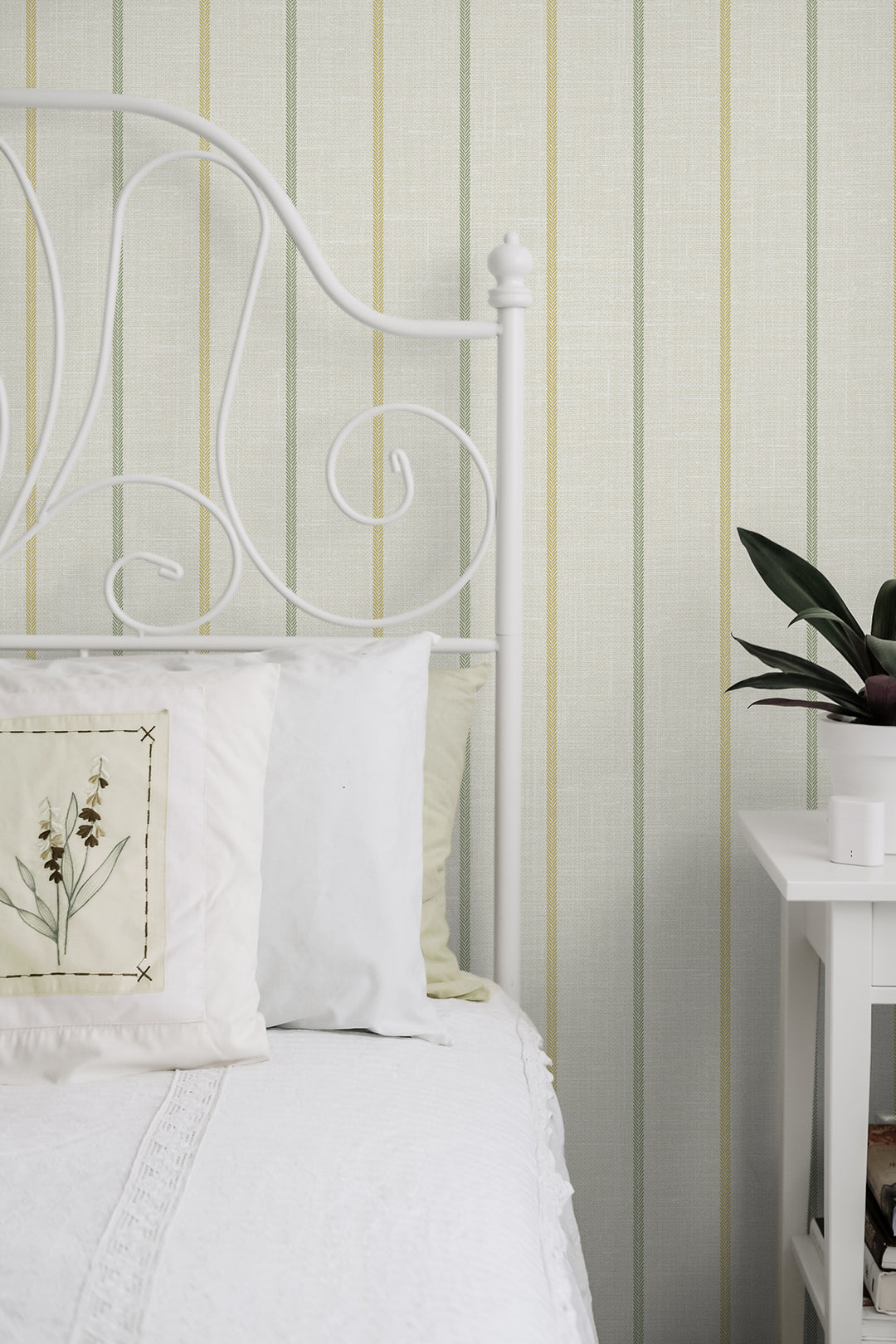 Traditional Wallpaper: French Country