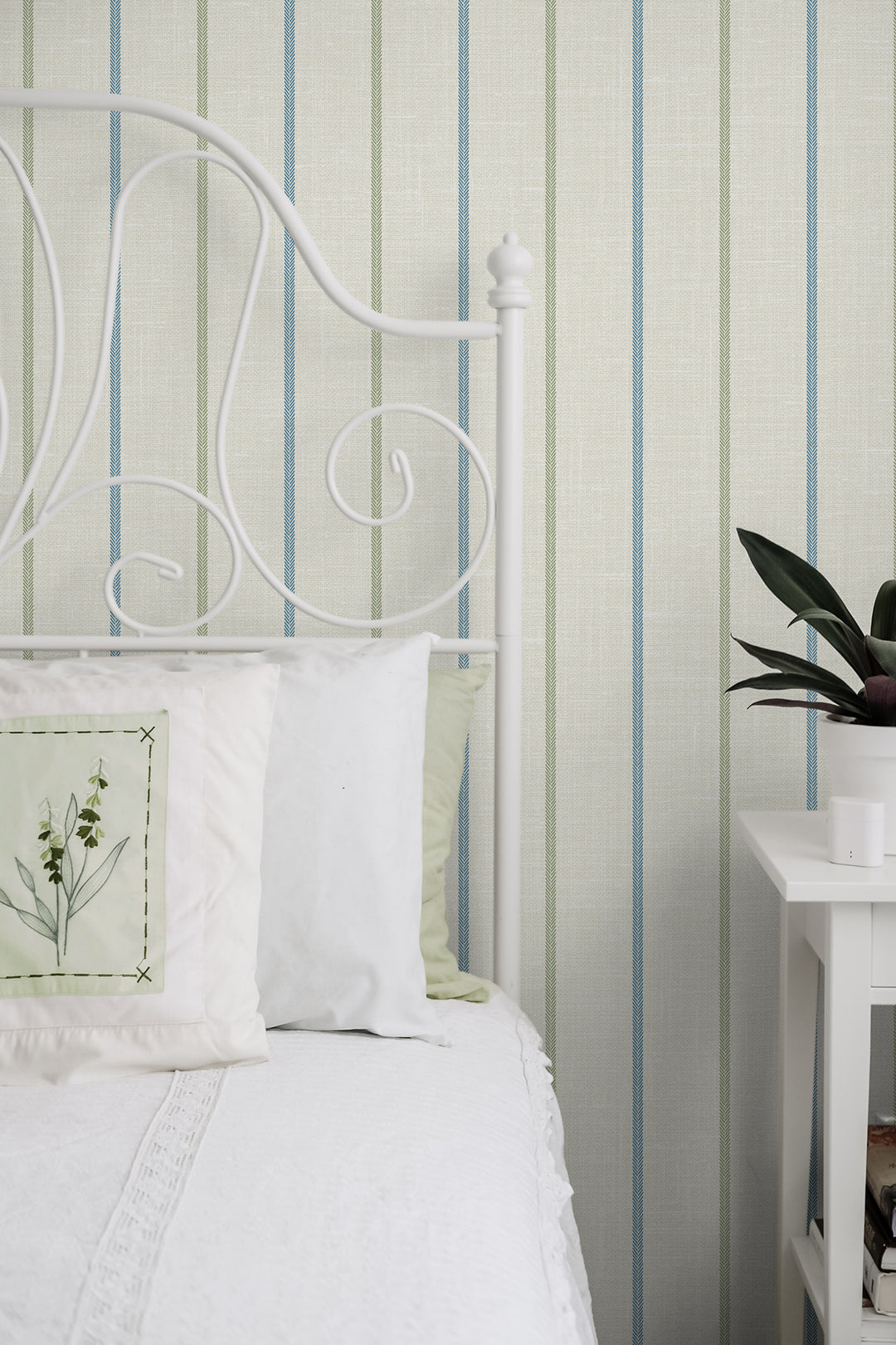 Traditional Wallpaper: French Country